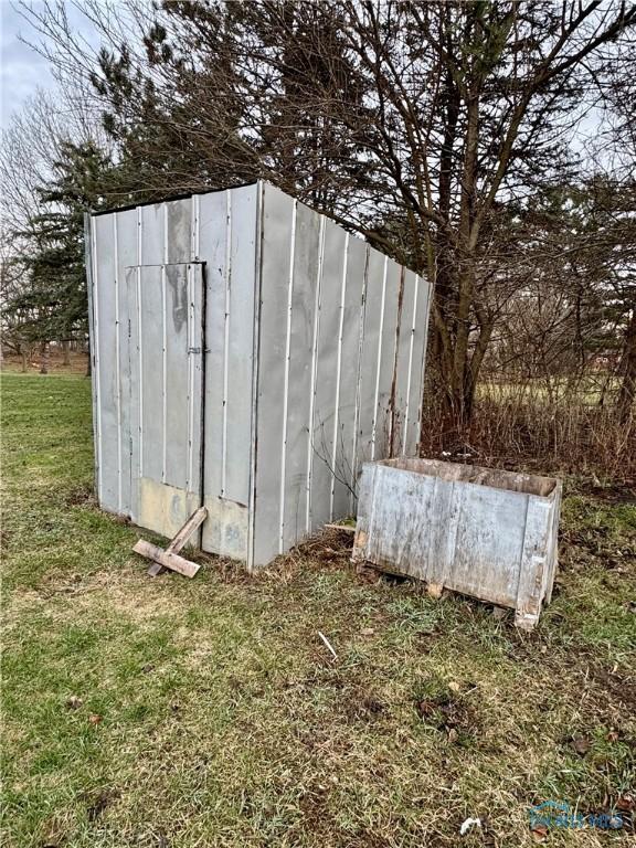 view of outdoor structure featuring a yard