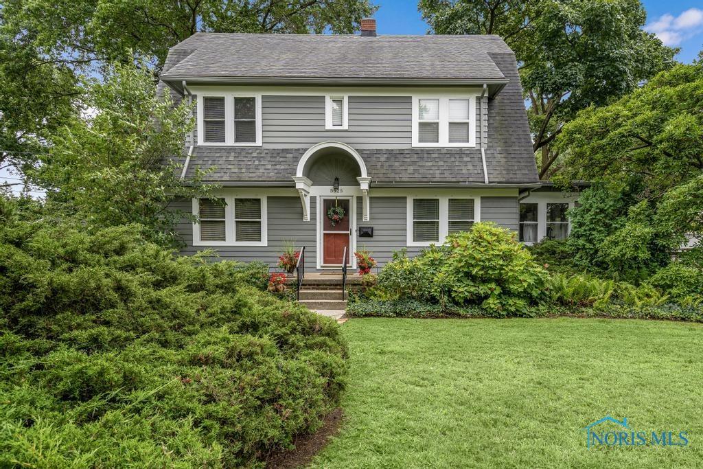 view of front of house featuring a front yard