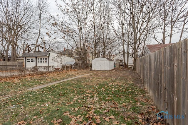 view of yard with a storage unit