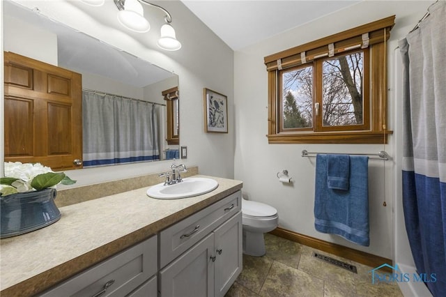 bathroom with a shower with curtain, vanity, and toilet