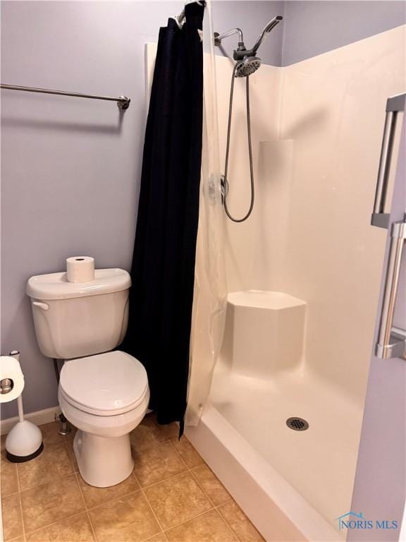 bathroom featuring toilet and a shower with shower curtain