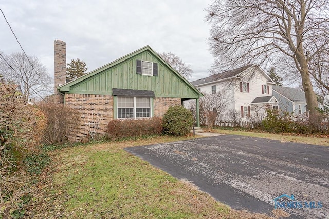 view of front of house featuring a front lawn