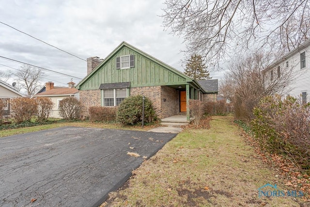 view of front of house with a front lawn