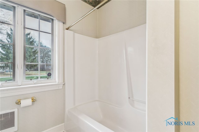 bathroom with bathtub / shower combination