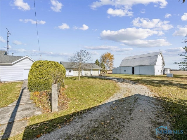 view of yard featuring an outdoor structure