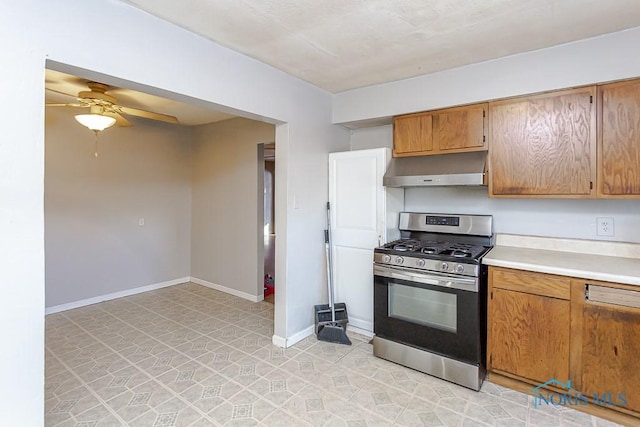 kitchen featuring ceiling fan and gas range