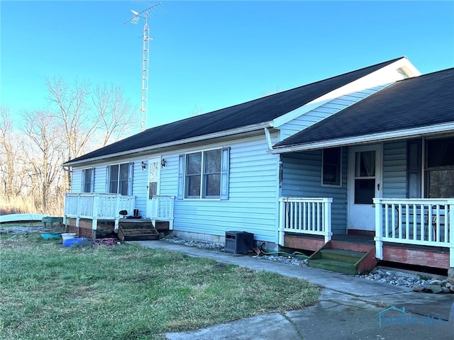 view of front of property with covered porch and a front lawn