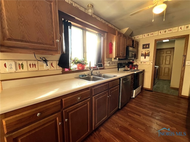 kitchen with ceiling fan, stainless steel appliances, dark hardwood / wood-style floors, and sink