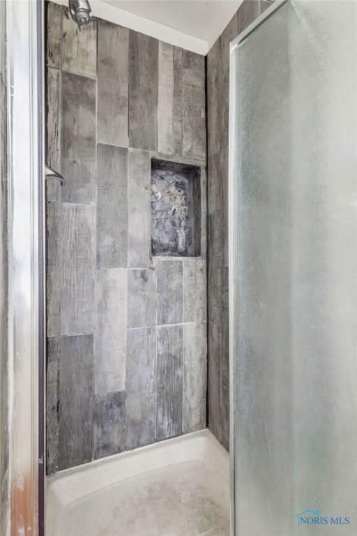 bathroom featuring a tile shower