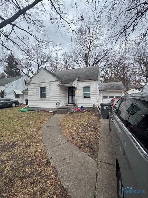 view of front of home featuring a front yard