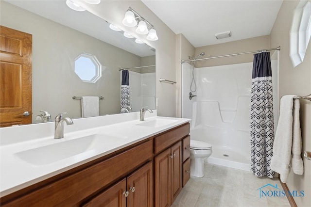 bathroom with a shower with curtain, vanity, and toilet