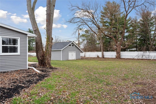 view of yard with a shed