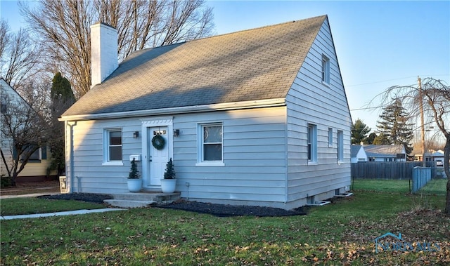 view of front of house with a front lawn