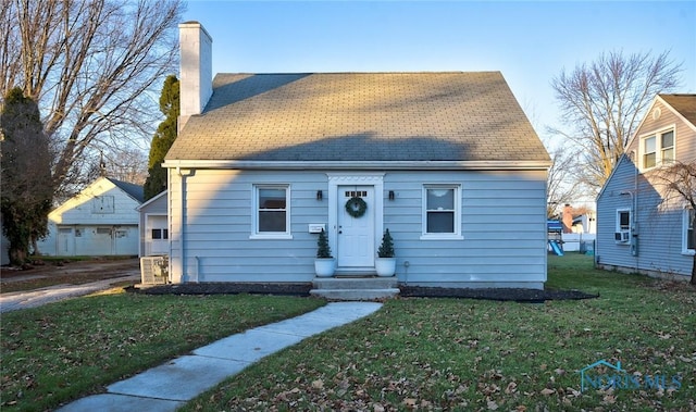 view of front facade featuring a front lawn