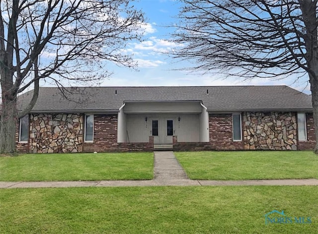 single story home featuring a front yard