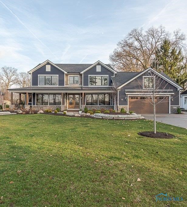 view of front of property featuring covered porch and a front yard