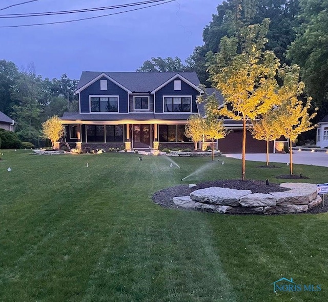 view of front facade featuring a front lawn