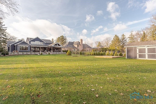 view of yard with an outdoor structure