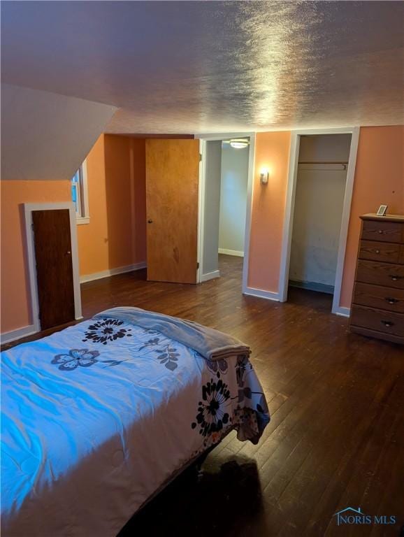 bedroom featuring a textured ceiling, hardwood / wood-style flooring, and a closet