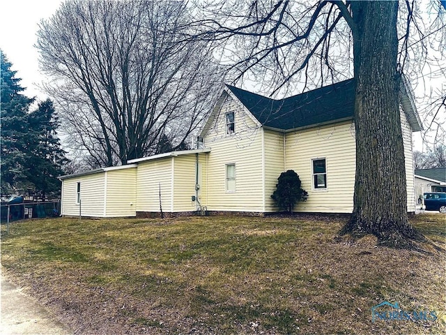 view of side of property featuring a lawn