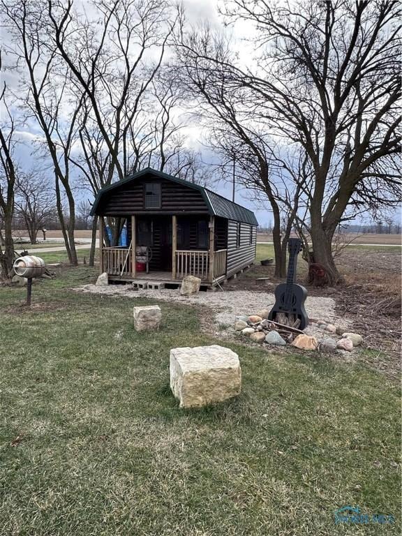 view of yard with an outdoor structure