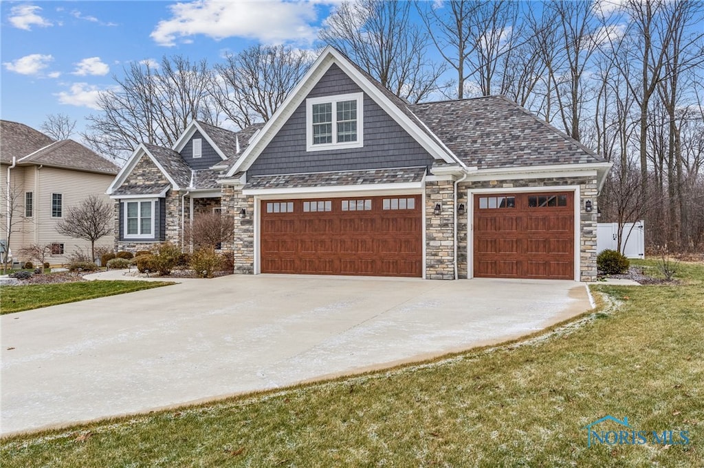 craftsman-style house with a front yard