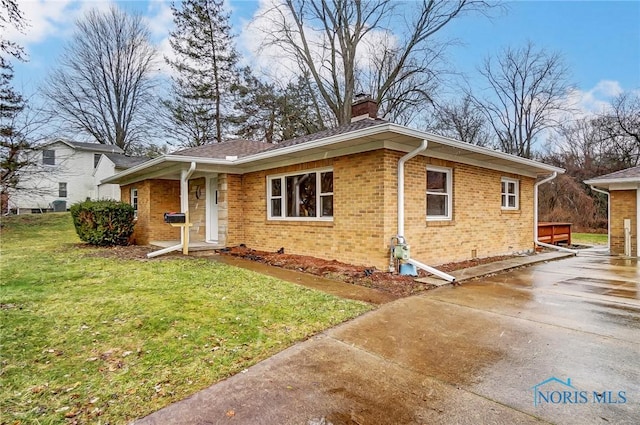 view of front of property with a front yard