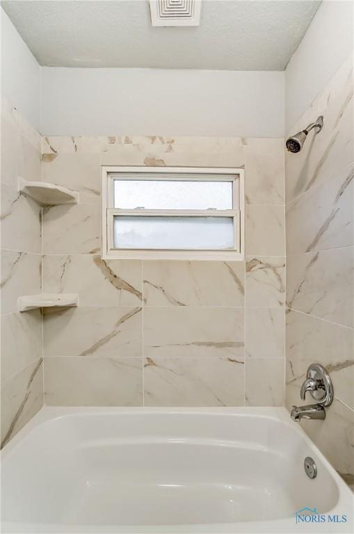 bathroom with tiled shower / bath