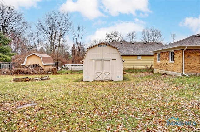 view of yard featuring a shed