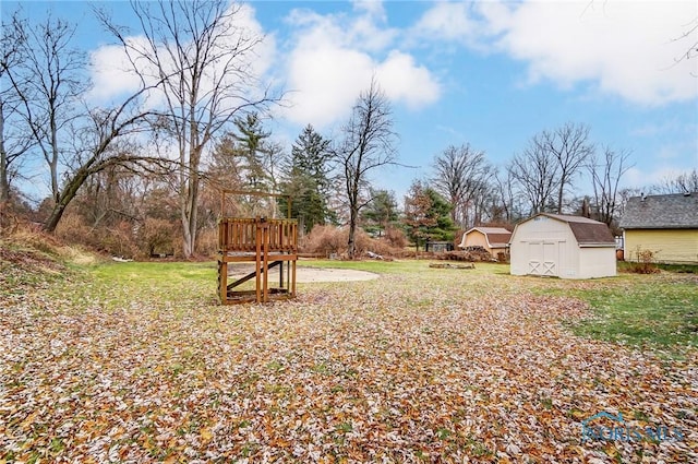 view of yard featuring a storage shed