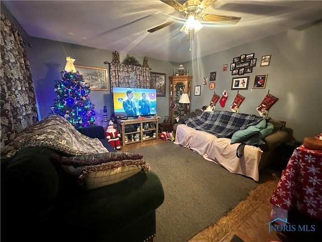 carpeted living room featuring ceiling fan