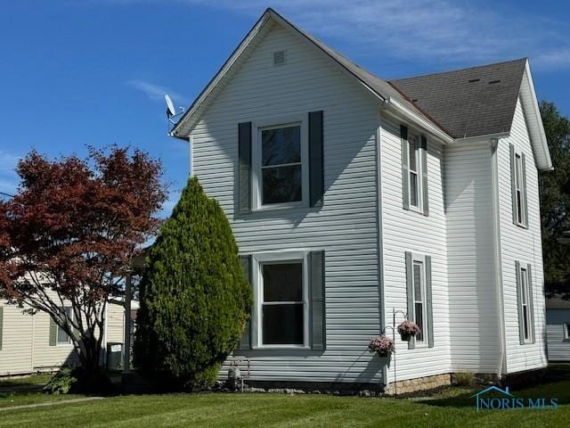 view of side of property featuring a yard