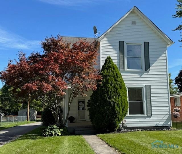 view of front facade featuring a front lawn