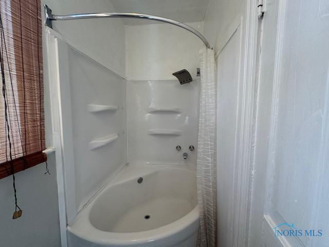 bathroom featuring shower / bath combo