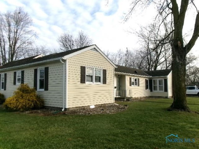 view of front of property featuring a front lawn