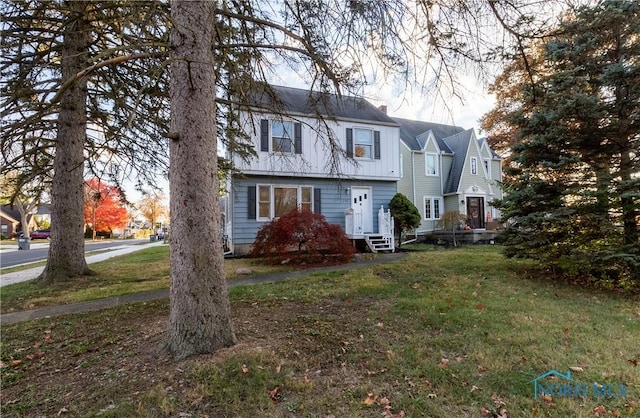 view of front facade featuring a front yard