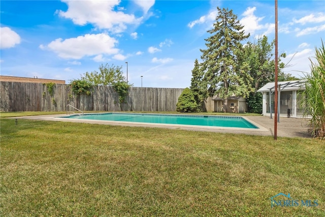 view of swimming pool featuring a lawn