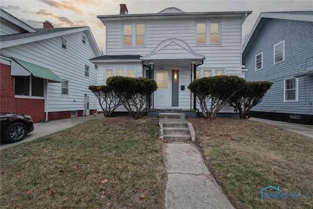 view of front of property with a lawn