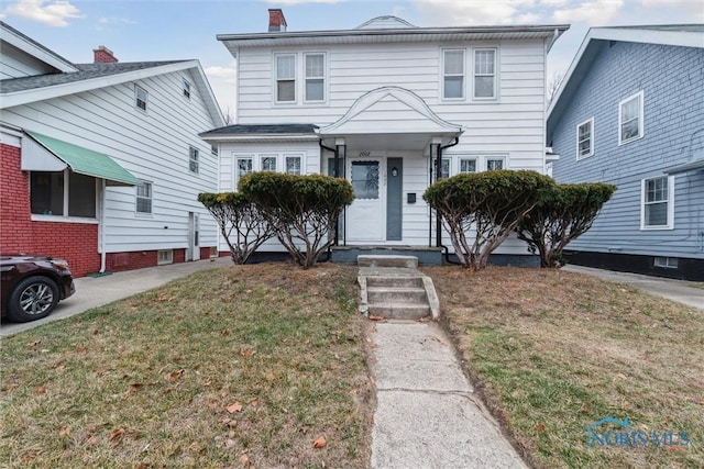 view of front of house featuring a front lawn