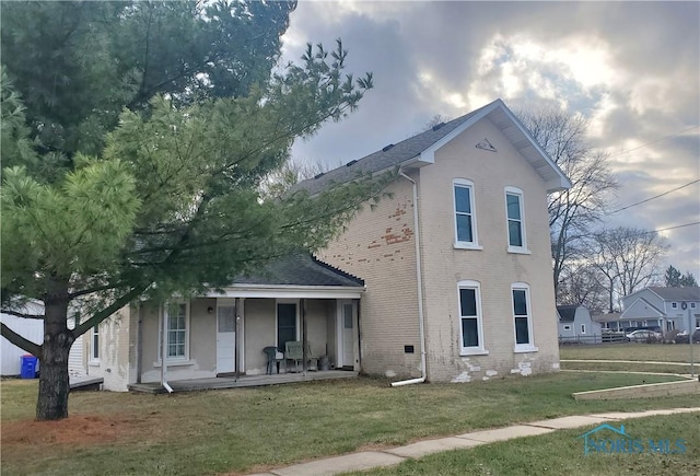 view of front of home featuring a porch and a front yard