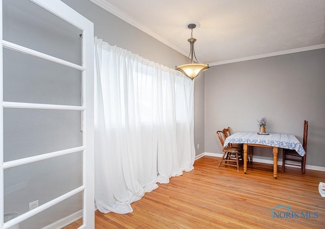 dining room featuring crown molding and hardwood / wood-style floors