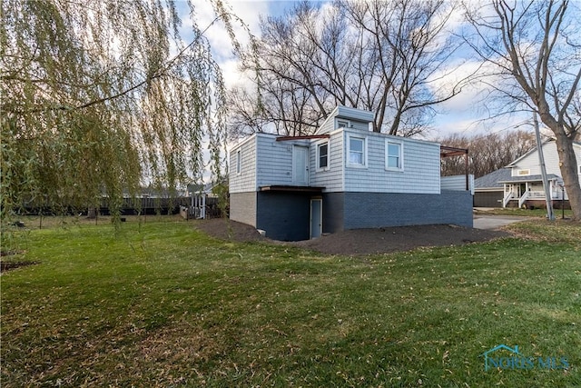 view of side of property featuring a yard