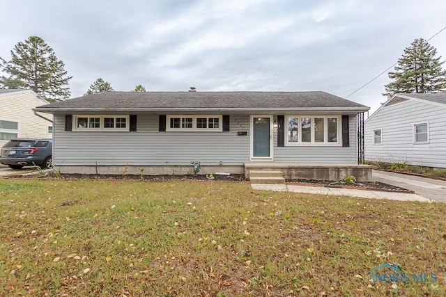 single story home featuring a front lawn