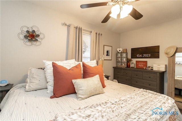 bedroom with ceiling fan