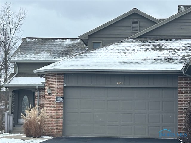 view of front facade featuring a garage