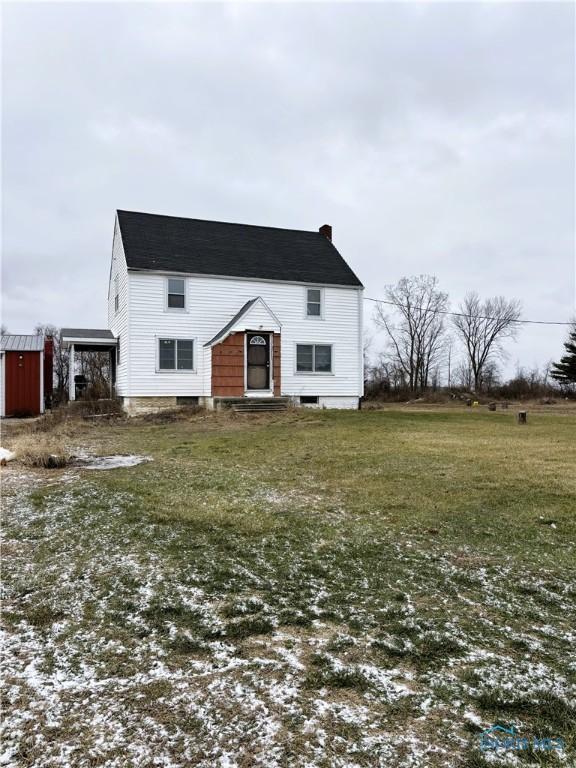 view of front of home featuring a front lawn