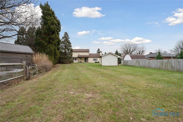 view of yard featuring a storage shed