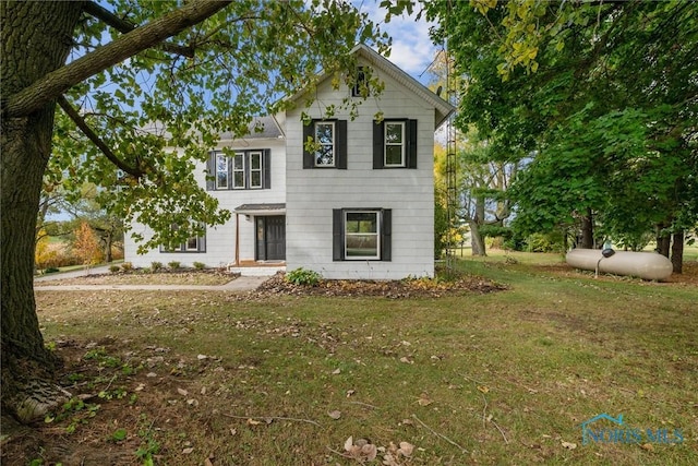 view of front of house with a front lawn