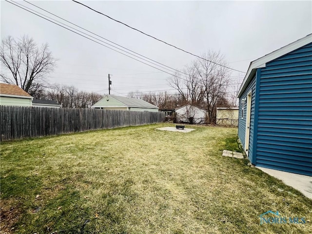 view of yard featuring an outdoor fire pit