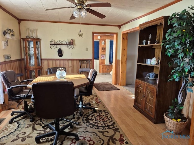 dining area with crown molding, light hardwood / wood-style flooring, and ceiling fan